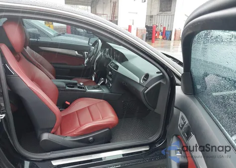 2013 Mercedes-Benz C 250 z USA, uszkodzony, nr VIN WDDGJ4HB0DF992139